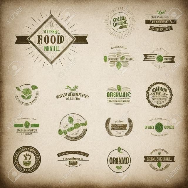 设置标签的天然食品和徽章复古风格的元素，喝有机产品的生物动力农业的自然背景