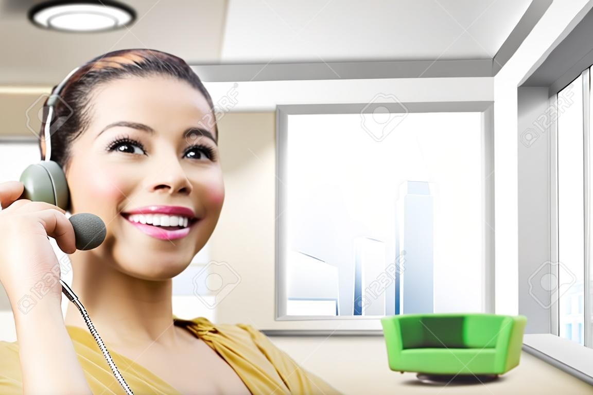Digitale samenstelling van Happy customer care vertegenwoordiger vrouw tegen kantoor achtergrond