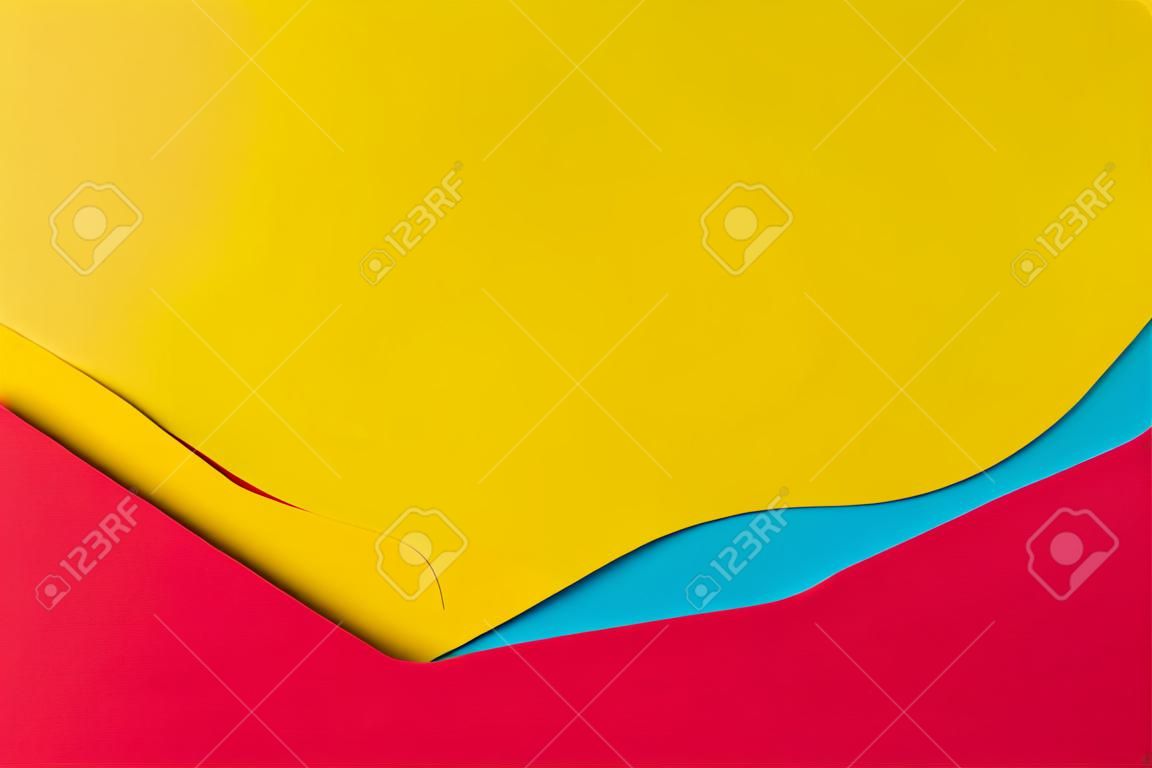 추상 색종이 질감 배경. 노란색, 빨간색, 밝은 파란색의 기하학적 모양과 선이 있는 최소한의 종이 컷 스타일 구성. 평면도