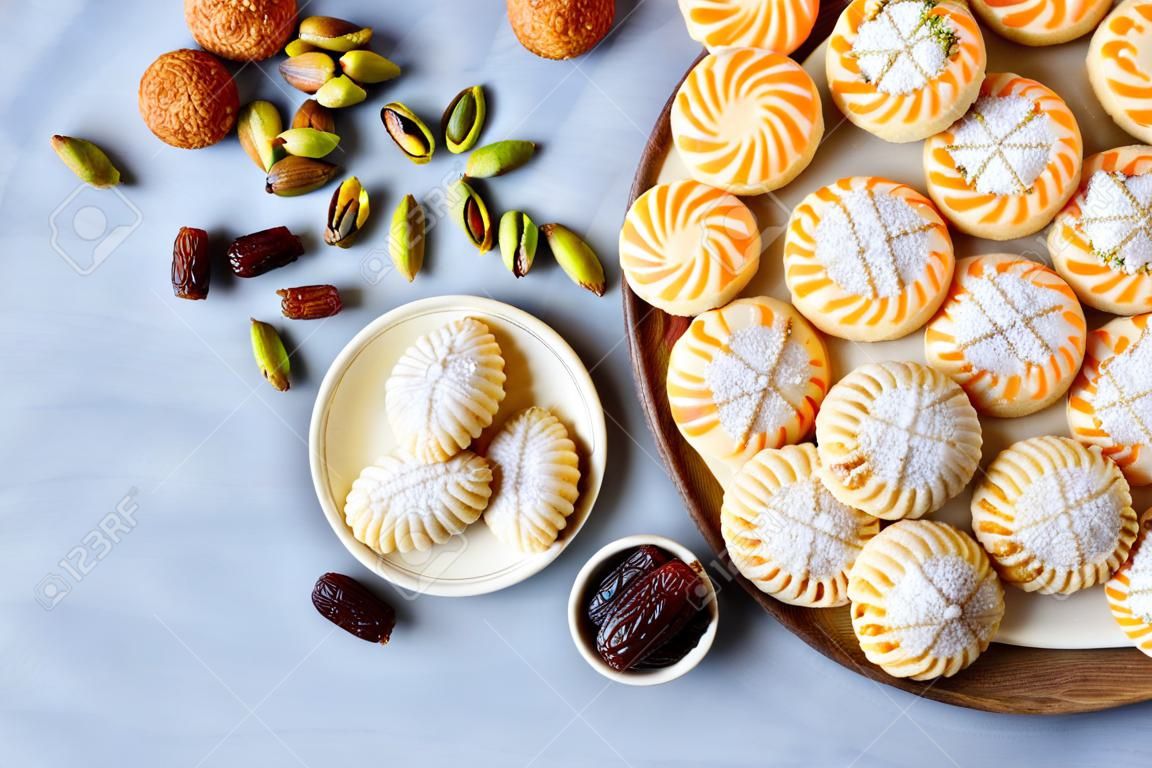 Arabische snoepjes. Traditionele eid semolina maamoul of mamoul koekjes met dadels, walnoten en pistachenoten. Bovenaanzicht, kopieer ruimte