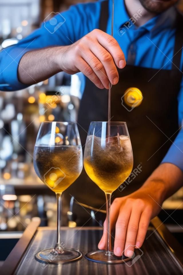 Barman au travail, prépare des cocktails. concept de service et de boissons Dans la cuisine du restaurant