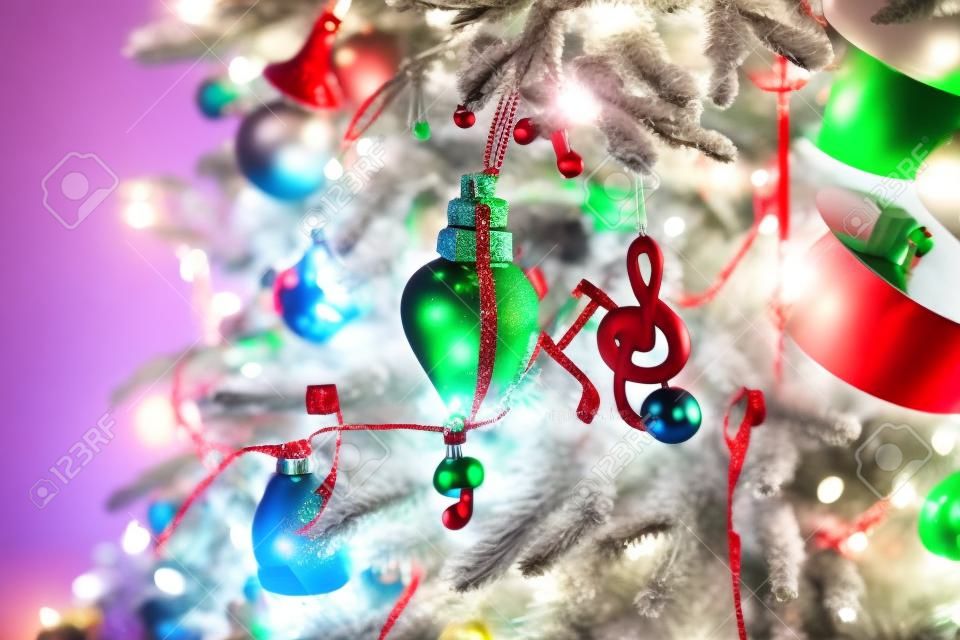 Árbol de navidad con la decoración en un tema musical. Juguete en forma de notas musicales.