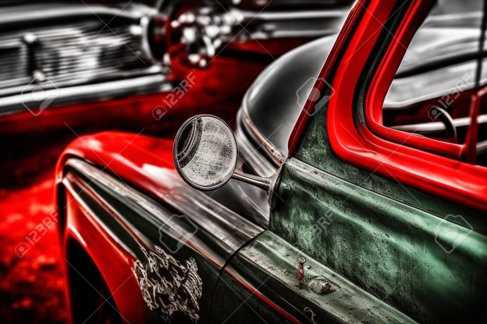 La porta rossa di una vecchia macchina sovietica