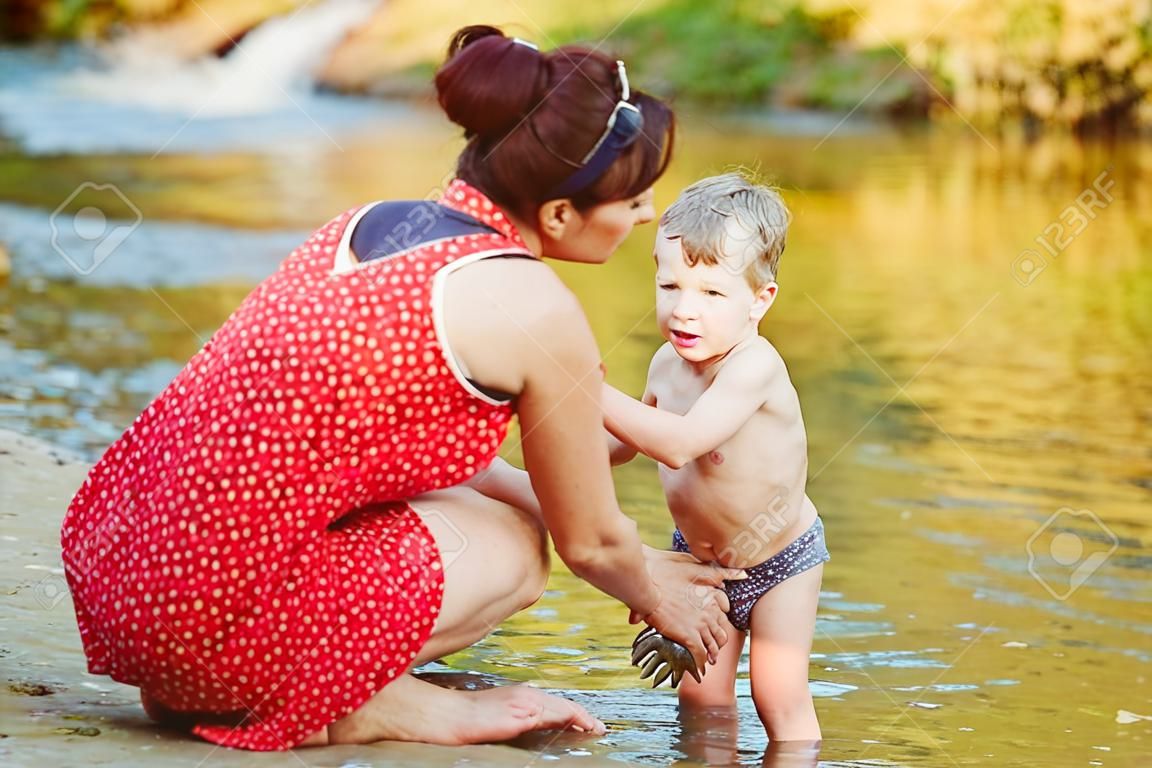 Mutter und Sohn am Fluss