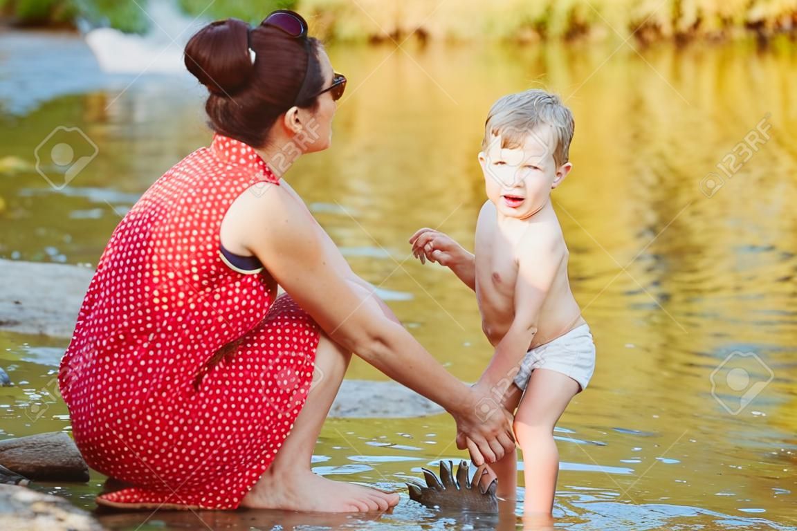 Mutter und Sohn am Fluss