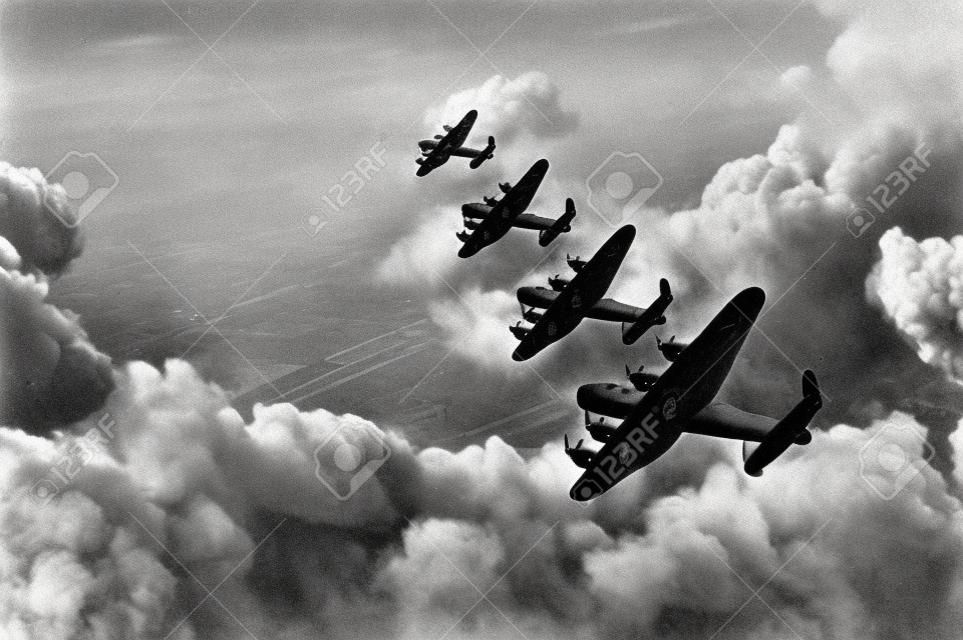 Черно-белые ретро-образ бомбардировщика Lancaster от битвы за Британию во Второй мировой войне