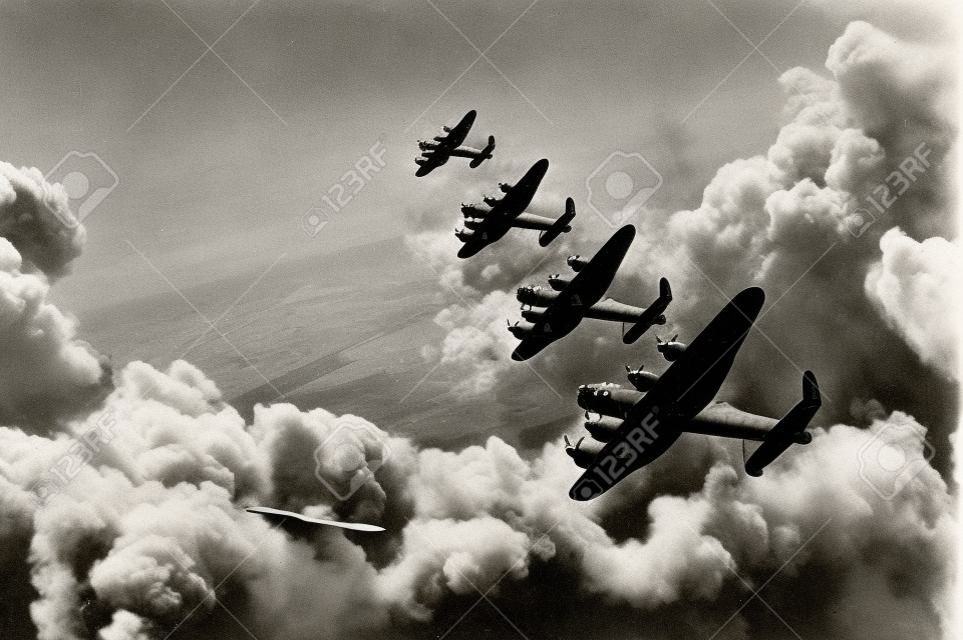 Черно-белые ретро-образ бомбардировщика Lancaster от битвы за Британию во Второй мировой войне