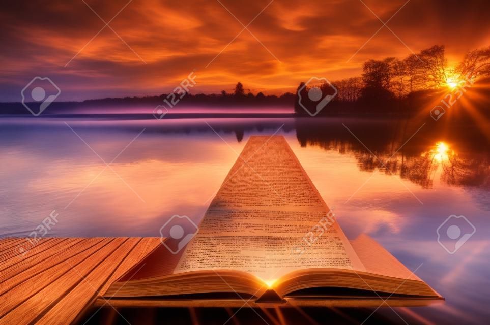 平静的湖面上的木制钓鱼码头的美丽景色，在《魔法书》的书页上有清晰的倒影。