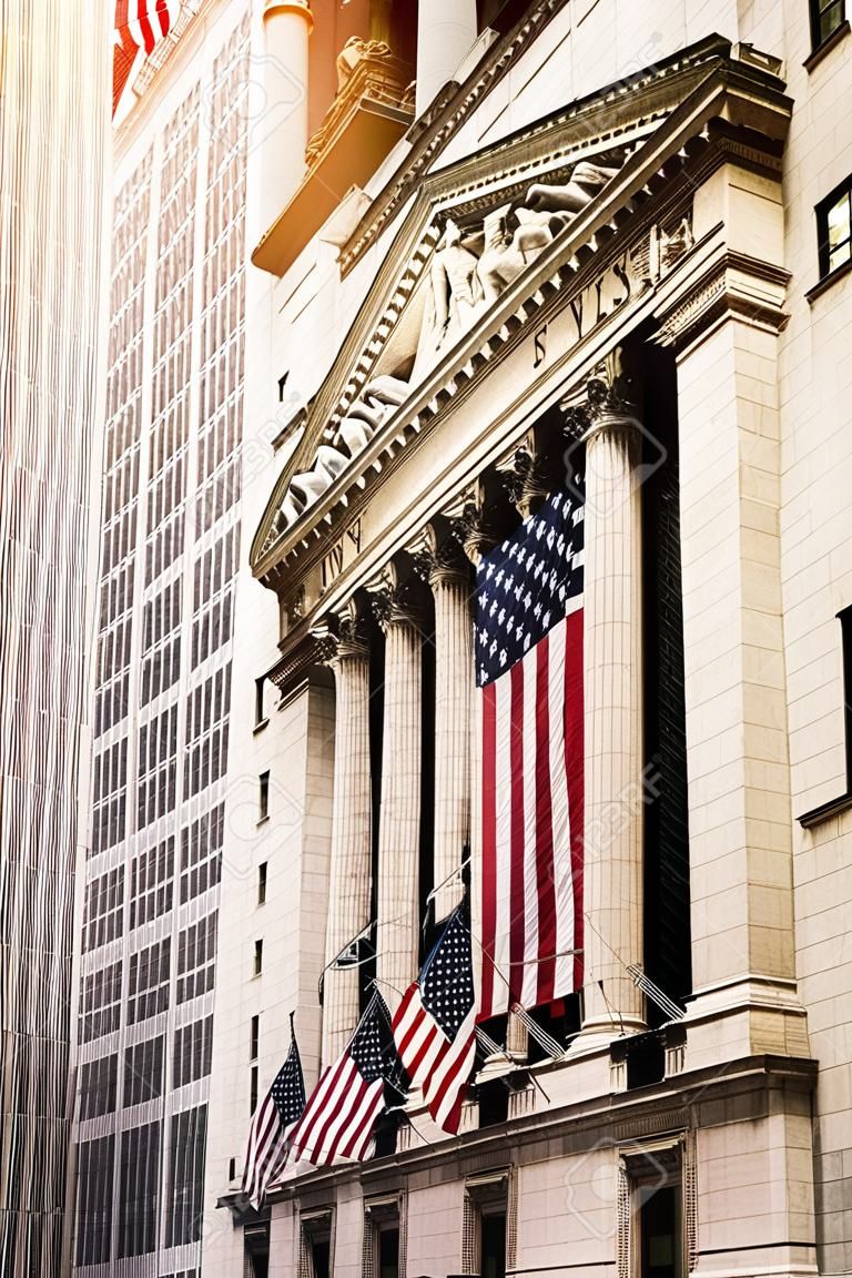 Известные Уолл-стрит и здание в Нью-Йорке, Нью-Йоркской фондовой бирже с флагом патриот