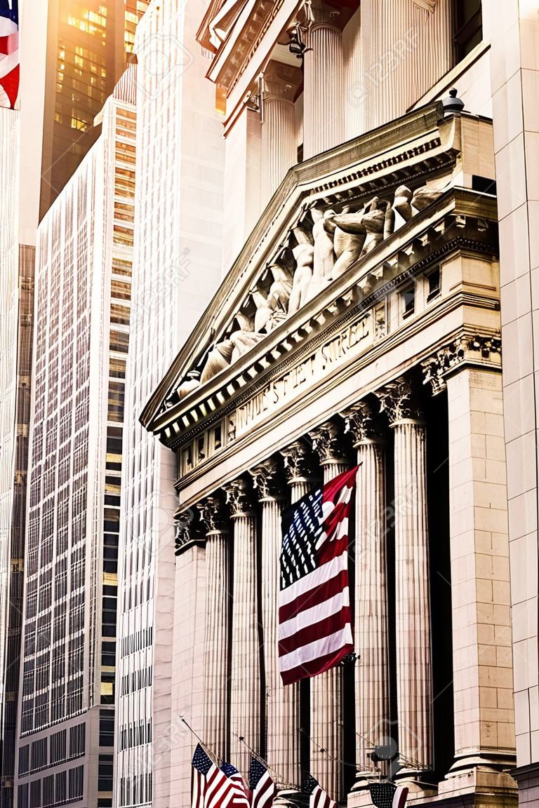 Известные Уолл-стрит и здание в Нью-Йорке, Нью-Йоркской фондовой бирже с флагом патриот