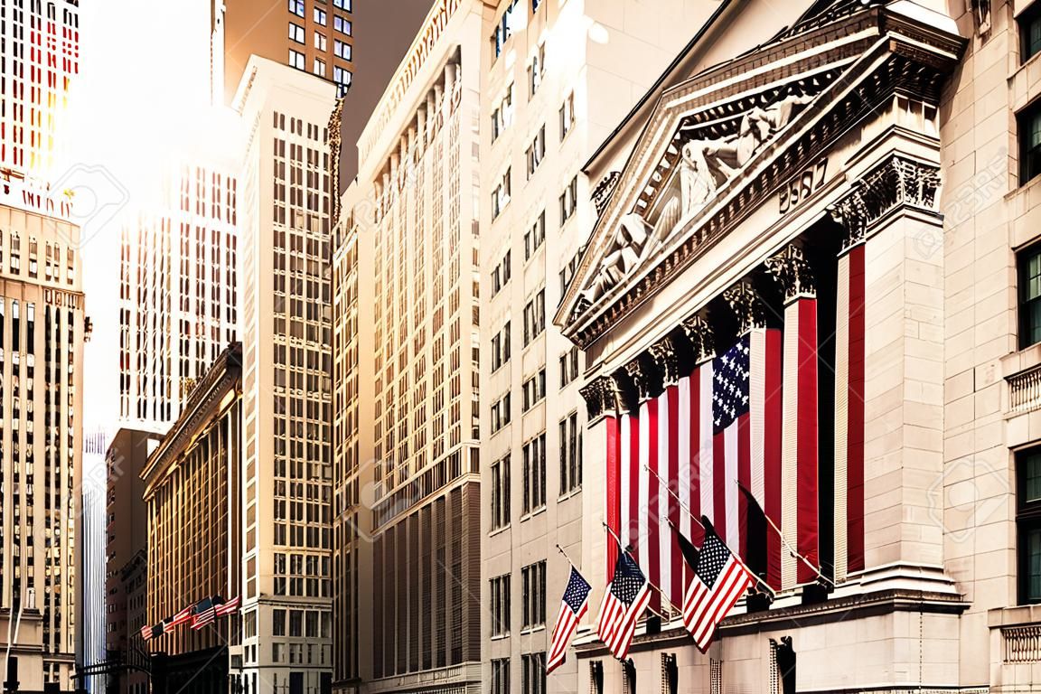 Znani Wall Street, a budynek w Nowym Jorku, New York Stock Exchange z flagą patriotów