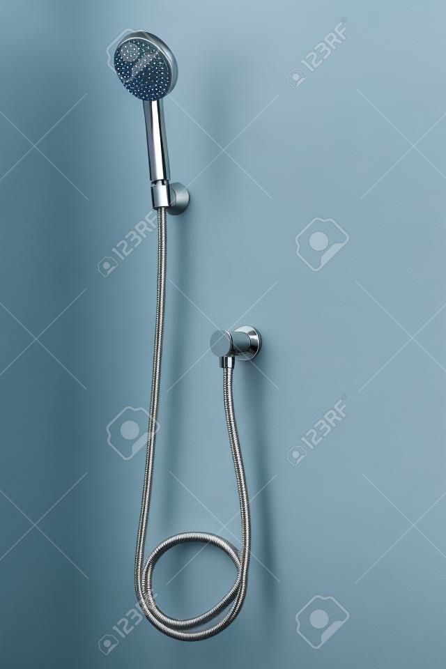Una testa di doccia metallica