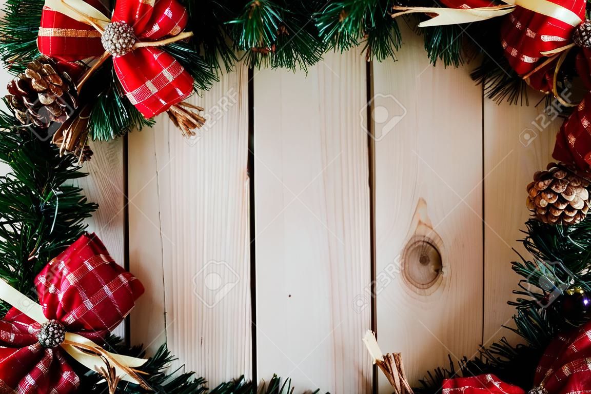 De dennenblad met kerstbal decoratie op houten bord met kopieerruimte, gelukkig nieuwjaar en kerstfestival achtergrond concept