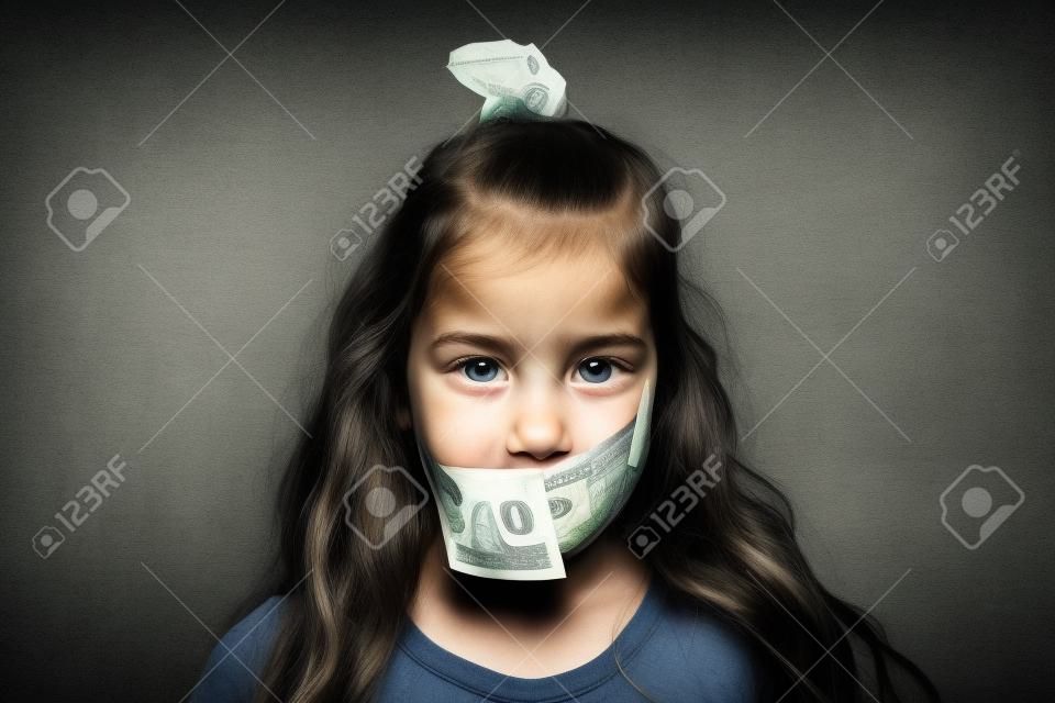 Sur un fond gris, une fille aux cheveux longs, la bouche scotchée d'un billet de banque. de quoi les enfants se taisent-ils? violence domestique, inceste, terreur.