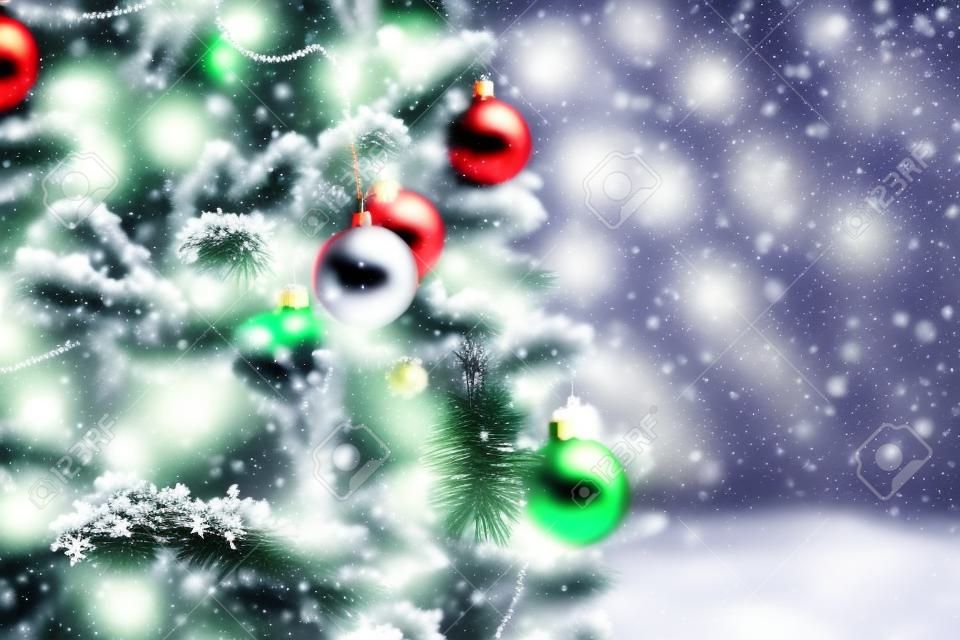Kerstboom achtergrond en Kerstmis decoraties met sneeuw, wazig, vonken, gloeien. Gelukkig Nieuwjaar en Kerstmis thema