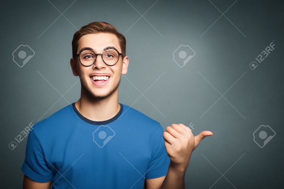 retrato, de, um, positivo, homem jovem, em, óculos