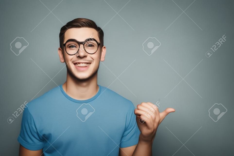 Portrait d'un jeune homme positif à lunettes