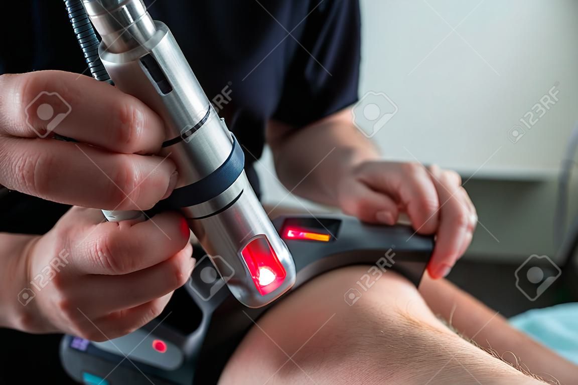Lasertherapie op een knie gebruikt om pijn te behandelen. selectieve focus