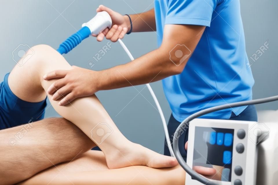 fysiotherapie van de knie en de voet met schokgolf