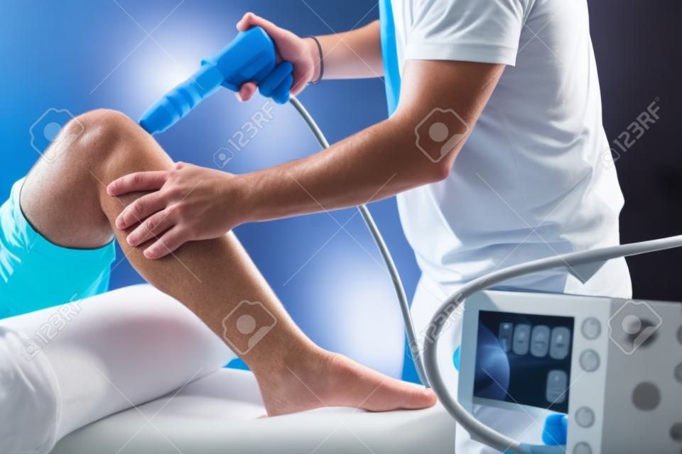 Physiotherapie des Knies und des Fußes mit Stoßwelle