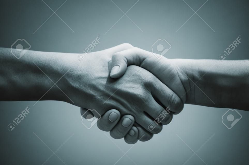 Dos manos se unen entre si como un acuerdo con el acuerdo
