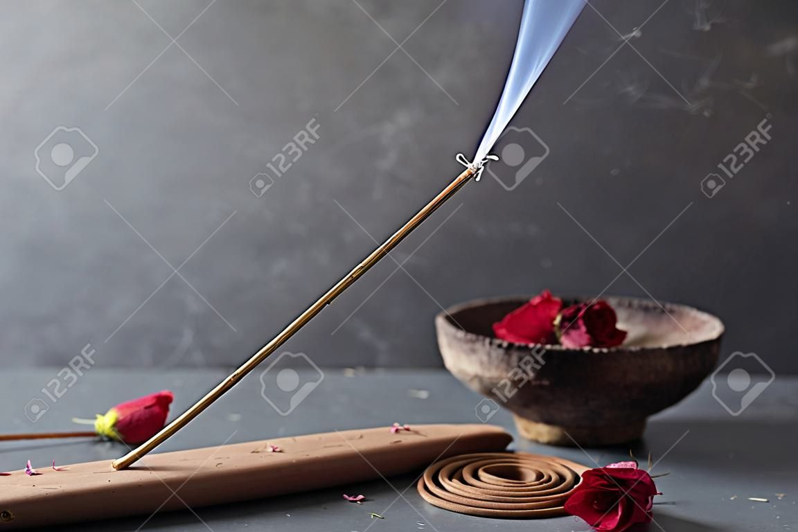 Incense stick. Aromatherapie whit bloemblaadjes