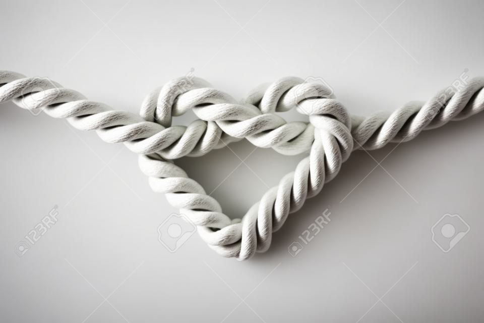 흰색 배경에 고립 된 밧줄의 심장 모양 매듭