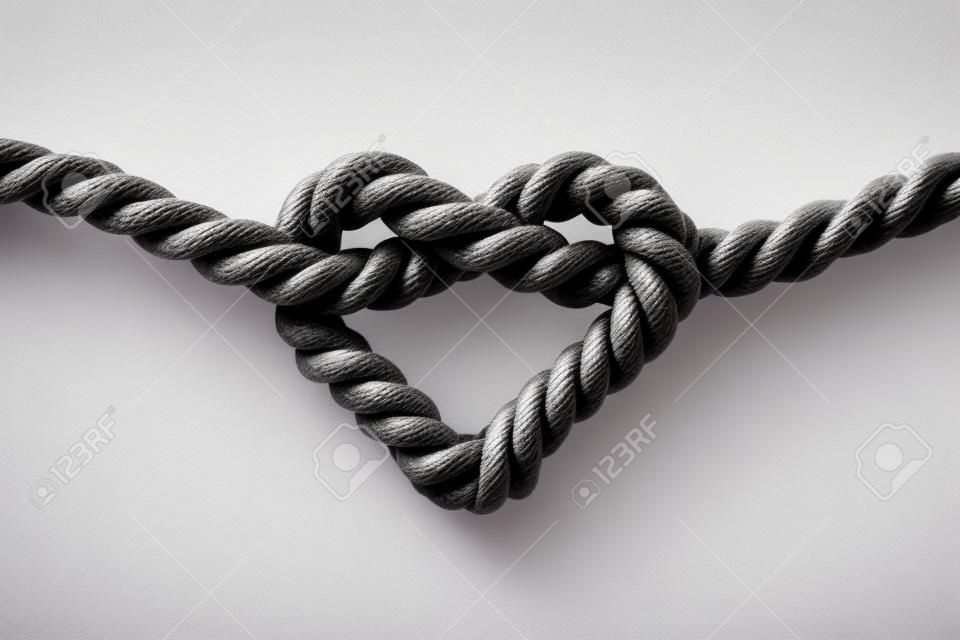 Herzform Knoten Seil isoliert auf weißem Hintergrund