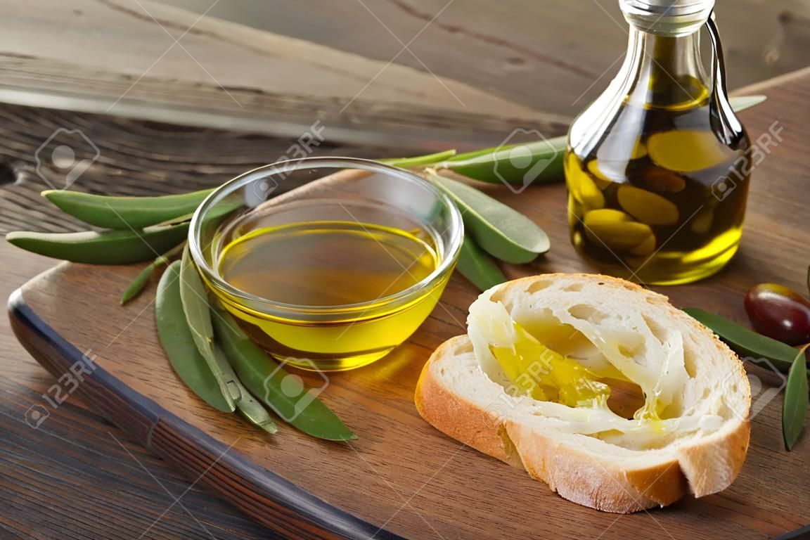 fetta di pane condita con olio d'oliva su tavola di legno