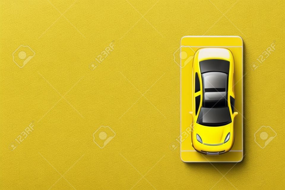 Carro de brinquedo de táxi amarelo e smartphone no fundo amarelo com espaço de cópia.