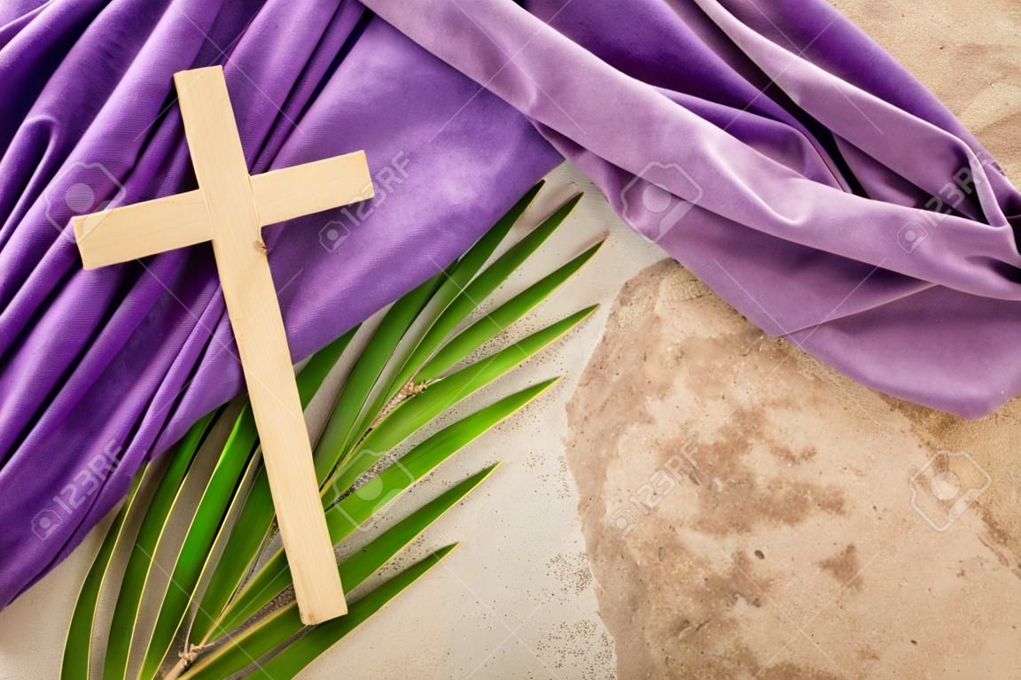 Wielki Post, Wielki Tydzień i koncepcja Wielkiego Piątku. urlop palmowy i krzyż na kamiennym tle