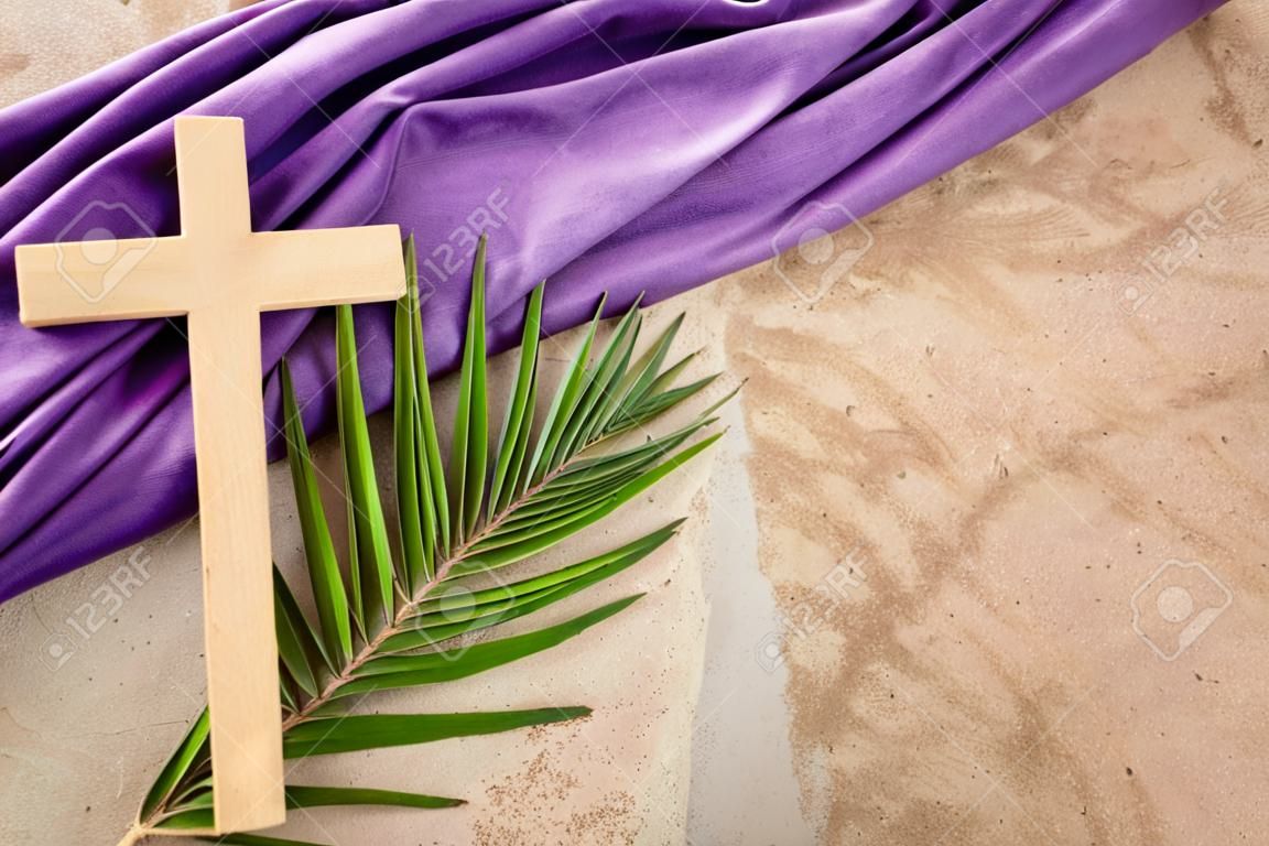 Wielki Post, Wielki Tydzień i koncepcja Wielkiego Piątku. urlop palmowy i krzyż na kamiennym tle