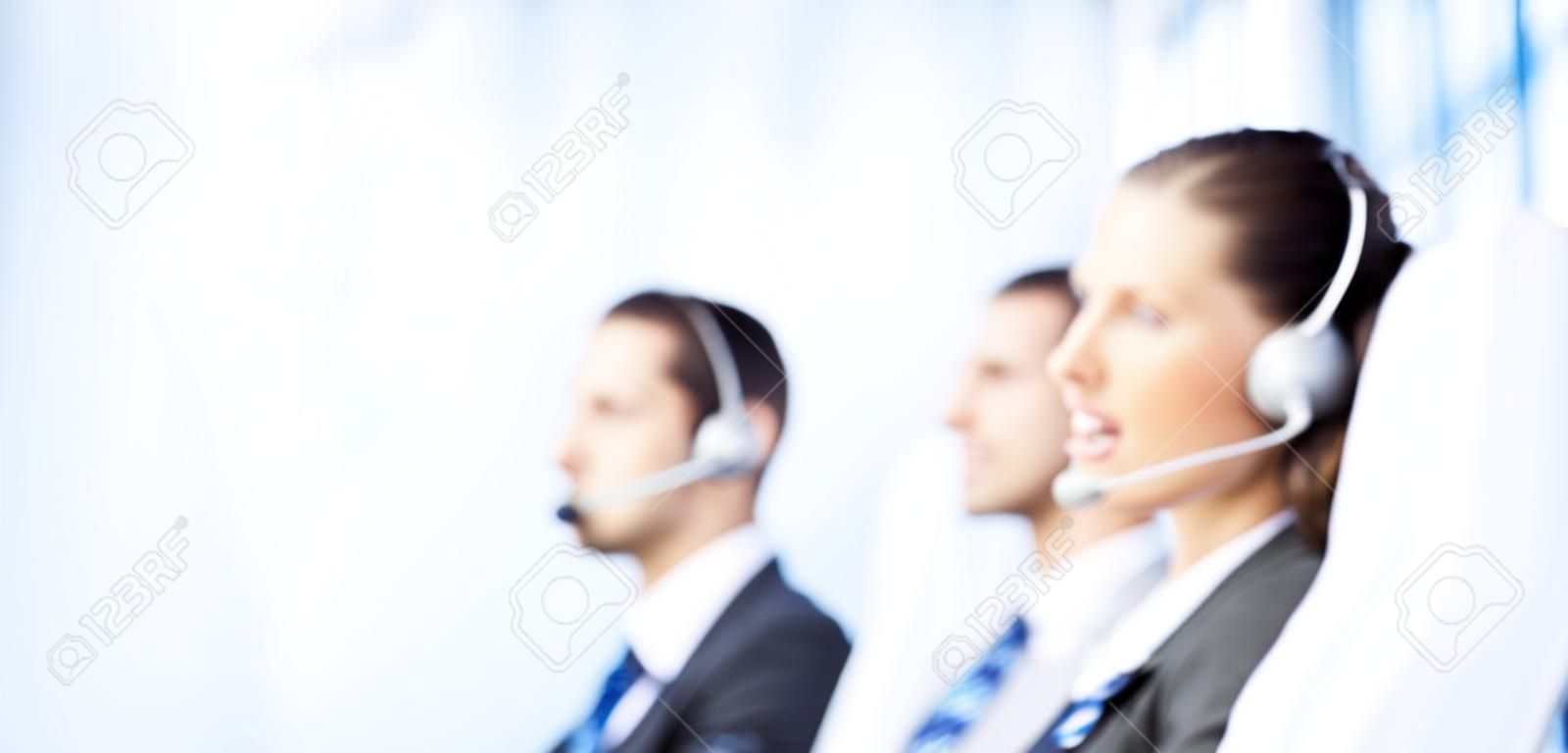 Drei glücklichen Kunden Unterstützung Telefon-Betreiber im Büro