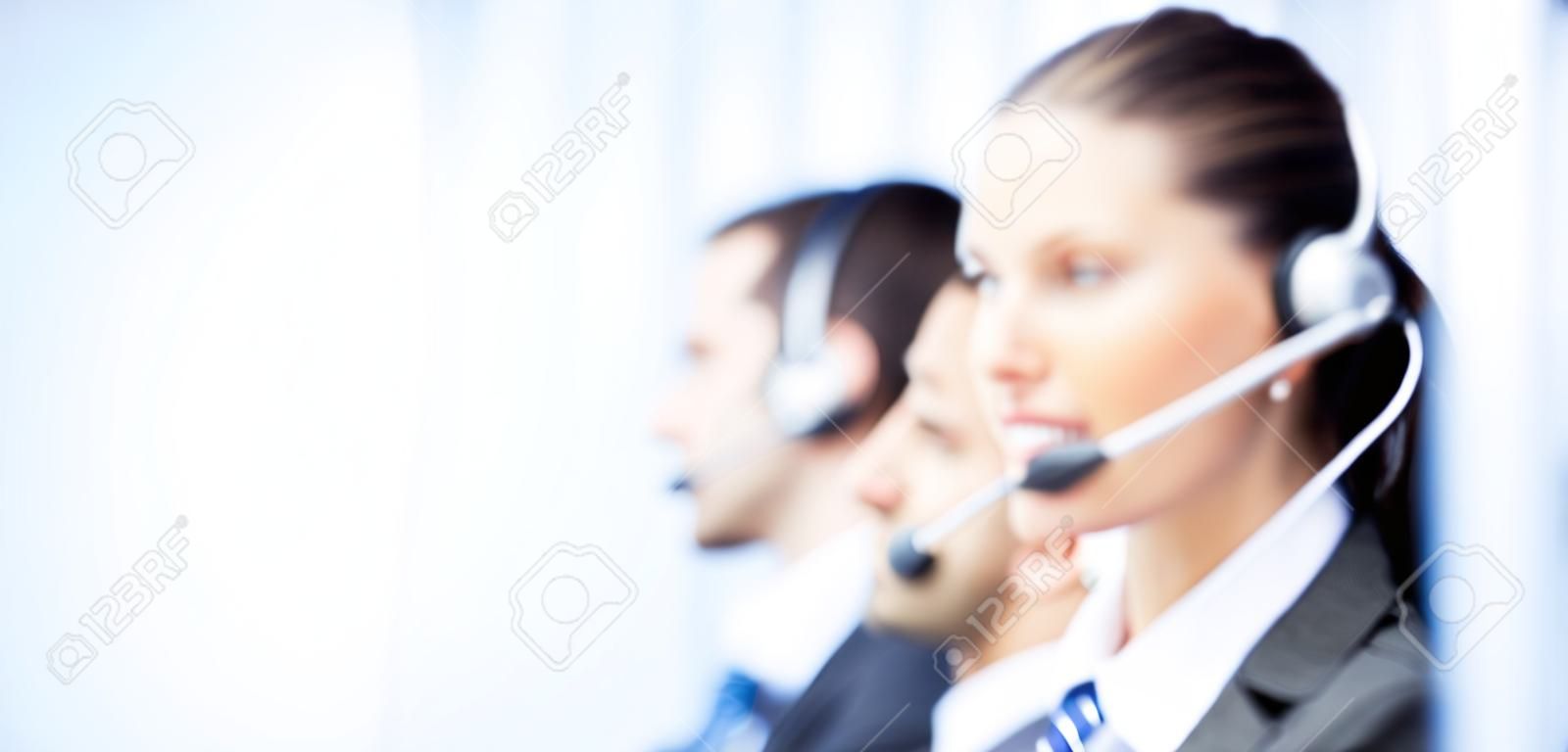 Drei glücklichen Kunden Unterstützung Telefon-Betreiber im Büro