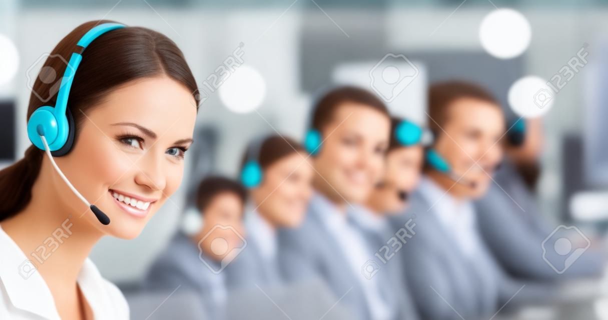Obsługa infolinii call center. studio portret operatora sprzedaży telefonicznej obsługi klienta w zestawie słuchawkowym, niewyraźne tło nowoczesnego biura. szczęśliwa uśmiechnięta biznesowa kobieta. pracownik dzwoniący.