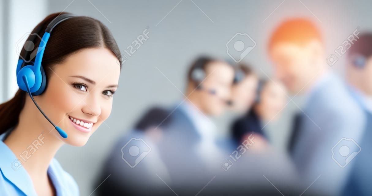 Call center help line service. Studio portret van klantenservice telefoon verkoop operator in headset, wazige moderne kantoor achtergrond. Gelukkig glimlachen zakelijke vrouw. Beller werknemer.