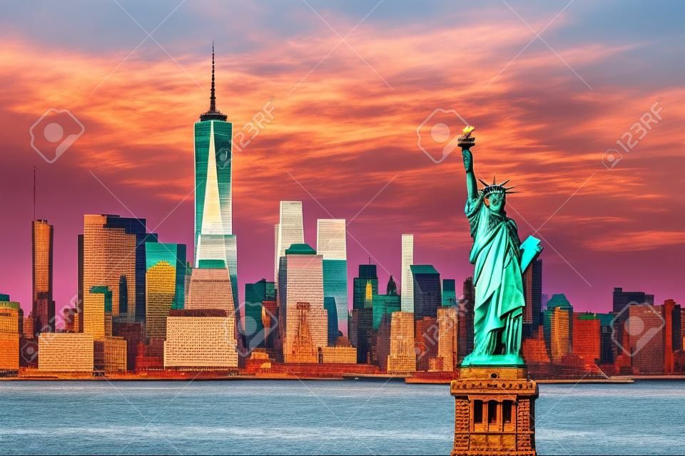 ニュージャージー州からの日没時のニューヨーク市マンハッタンのスカイライン街並みを背景にした自由の女神。