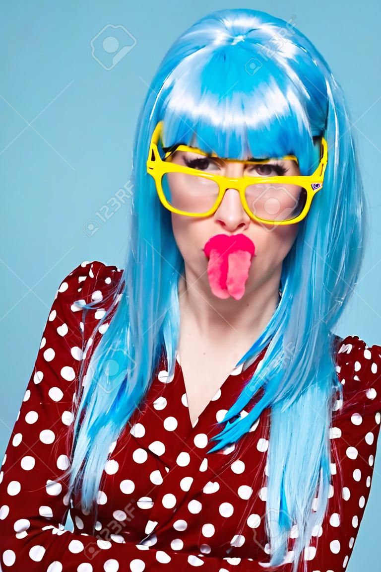 glamouröse frau in blauer perücke, gelber brille, die modell aufwirft