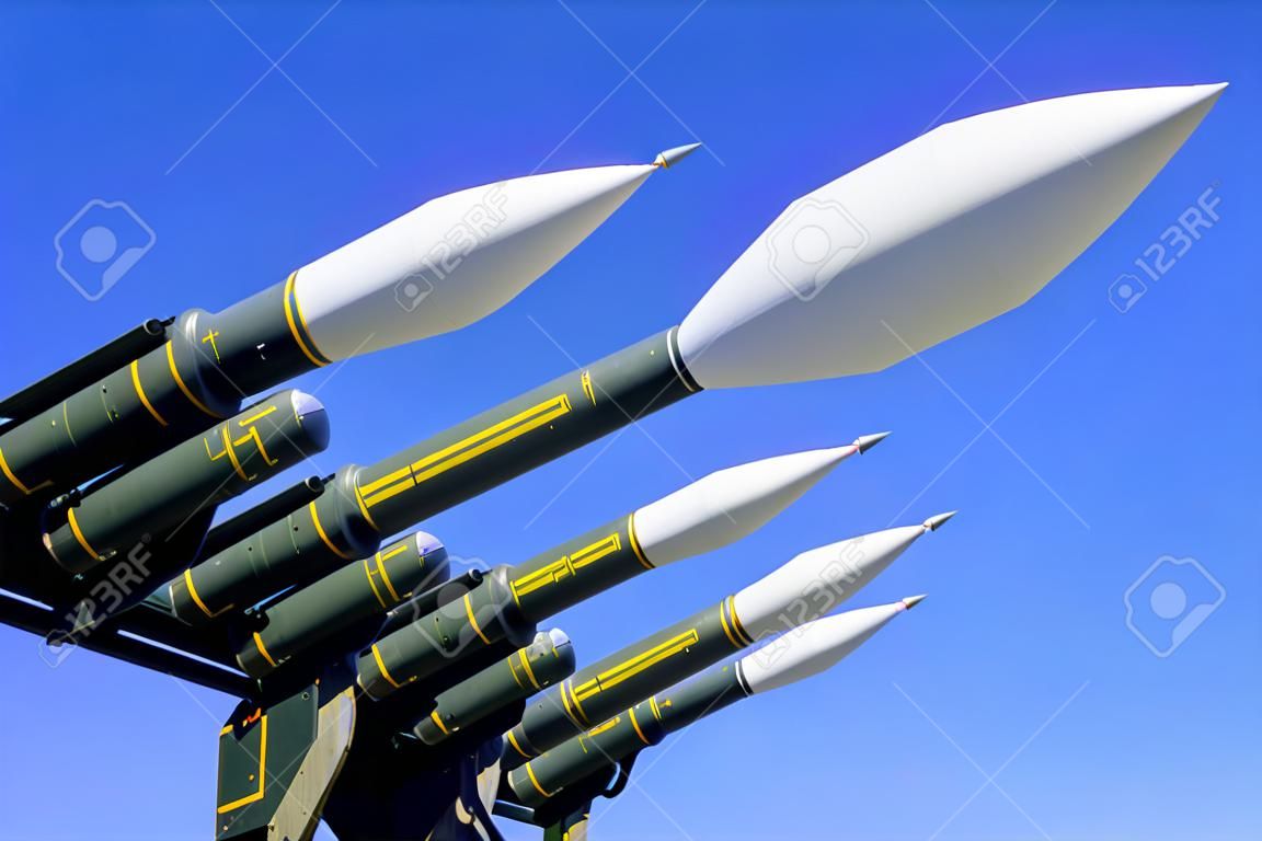 空を目指したいくつかの戦闘のミサイル