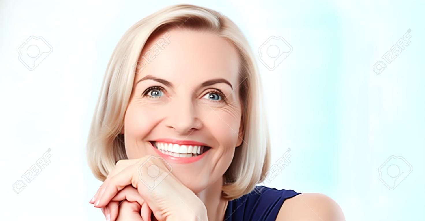 흰색 바탕에 아름 다운 미소로 매력적인 중간 나이 든된 여자