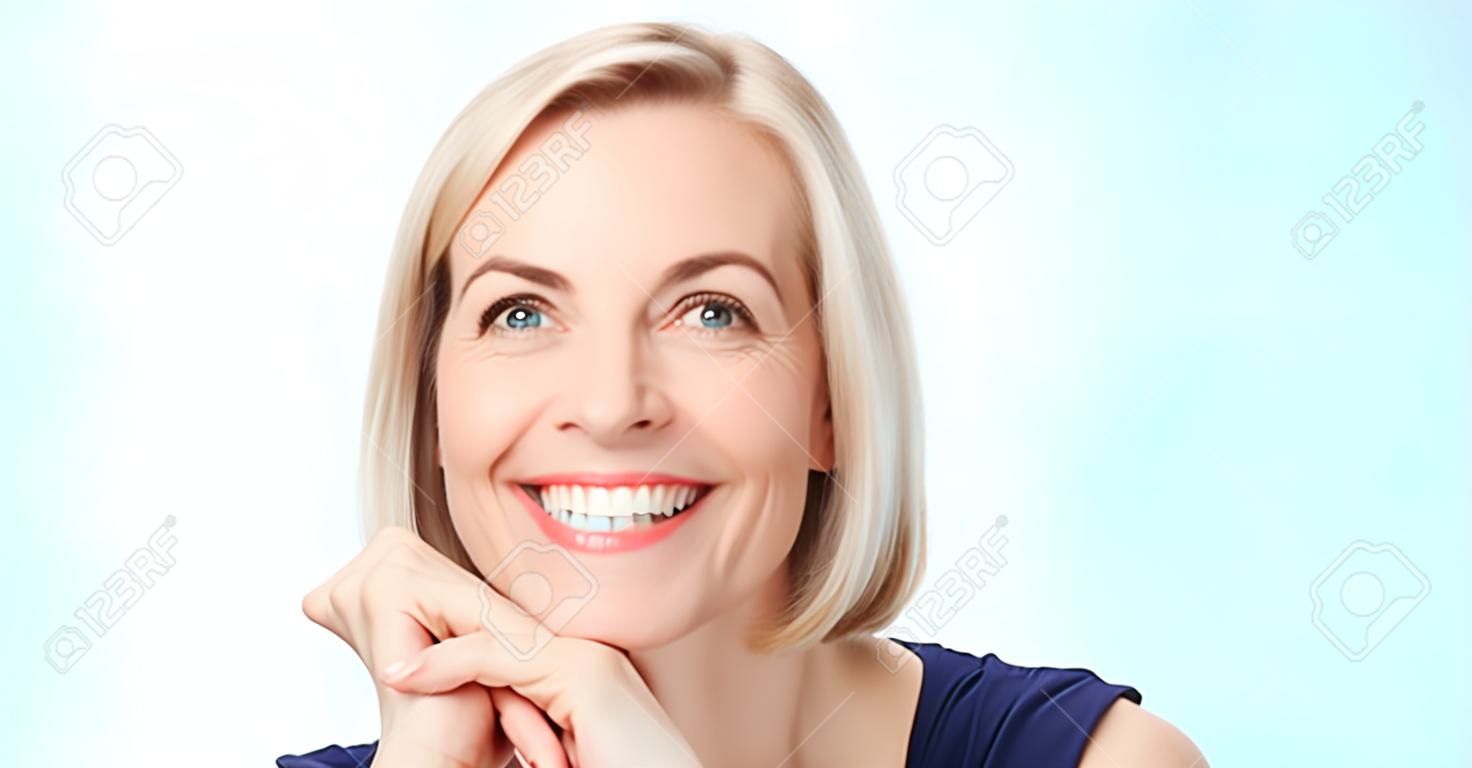 Atrakcyjna kobieta w średnim wieku z pięknym uśmiechem na białym tle