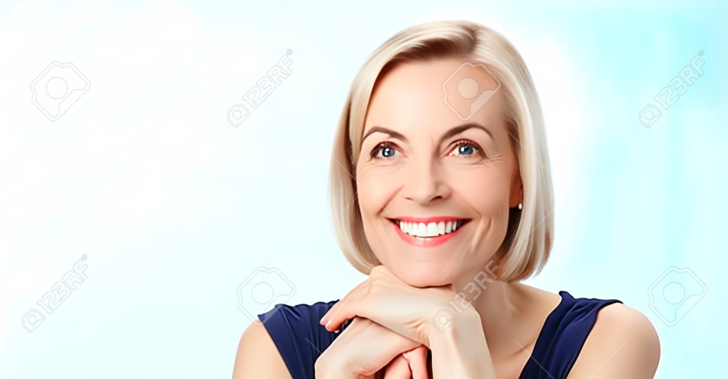 Attraktive Frau mittleren Alters mit schönem Lächeln auf weißem Hintergrund