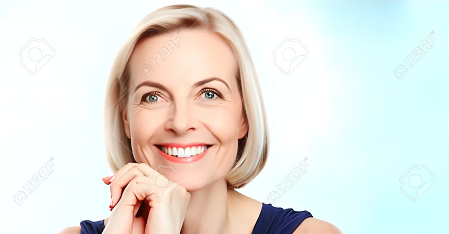 Attraente donna di mezza età con un bel sorriso su sfondo bianco