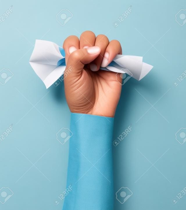 Una mano stringendo la carta