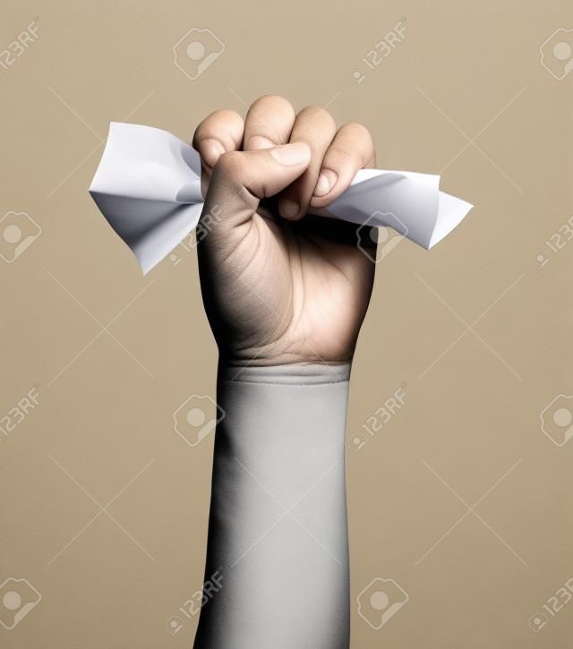 Una mano stringendo la carta