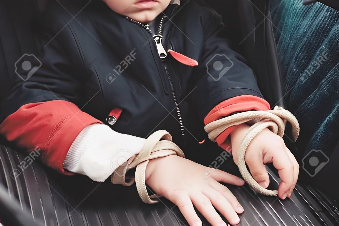 Entführter Junge im Auto. Verwandte Kinderhände. Leute stehlen