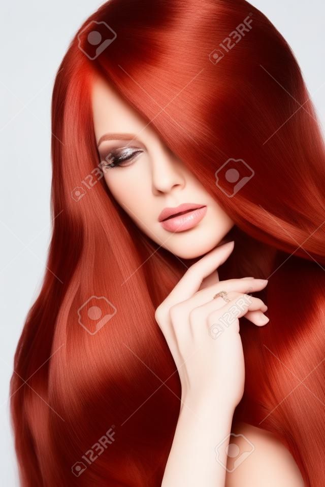 红发美女，拥有非常长的健康光泽，光滑的棕色头发，白色背景，奢华和时尚的模特儿。