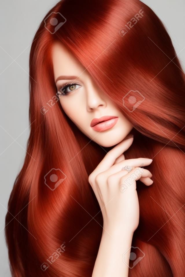 Pelo Rojo. Mujer de la belleza con el pelo castaño liso muy largo sano y brillante aisladas sobre fondo blanco. Lujo y Moda Chica. Presentación modelo.
