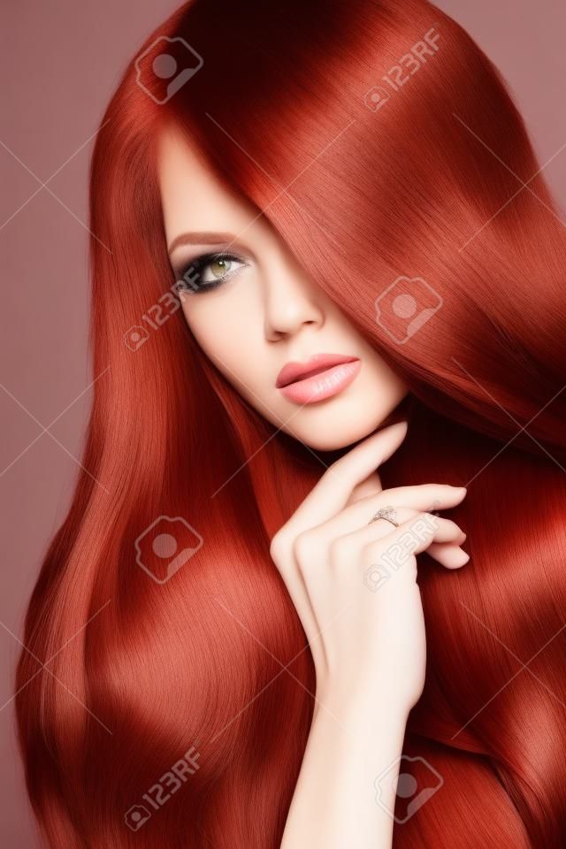 Pelo Rojo. Mujer de la belleza con el pelo castaño liso muy largo sano y brillante aisladas sobre fondo blanco. Lujo y Moda Chica. Presentación modelo.
