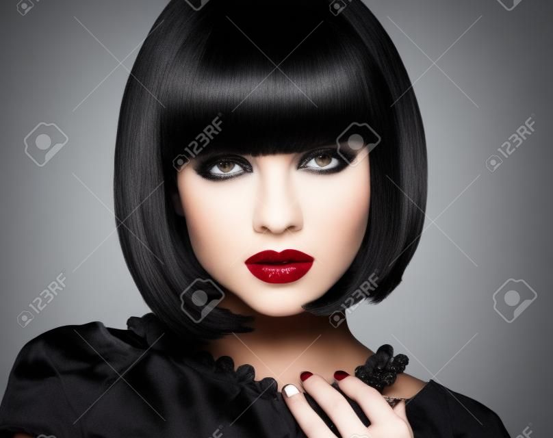 Moda Morena Menina modelo com Black bob penteado. Senhora vampiro. Mulher com cabelo curto isolado no fundo branco estúdio.